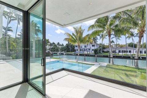 House in Key Biscayne, Florida 6 bedrooms, 668.15 sq.m. № 1938376 - photo 28