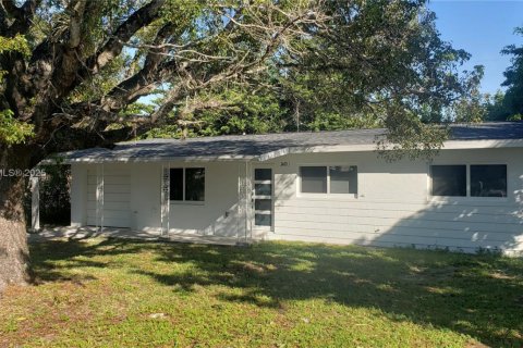 House in Fort Myers, Florida 3 bedrooms, 119.84 sq.m. № 1880376 - photo 1