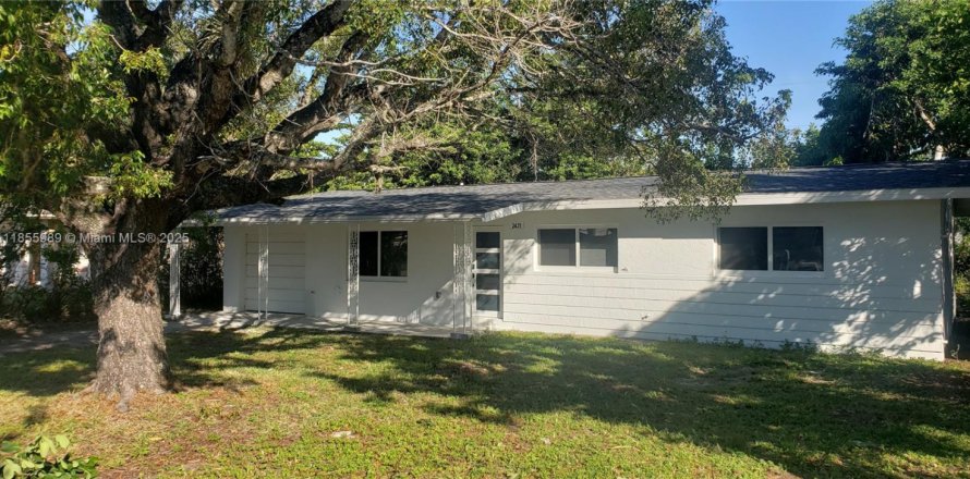 House in Fort Myers, Florida 3 bedrooms, 119.84 sq.m. № 1880376