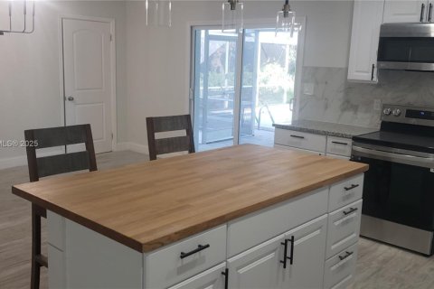 House in Fort Myers, Florida 3 bedrooms, 119.84 sq.m. № 1880376 - photo 4