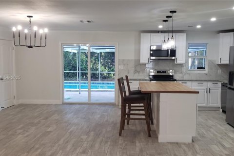 House in Fort Myers, Florida 3 bedrooms, 119.84 sq.m. № 1880376 - photo 7