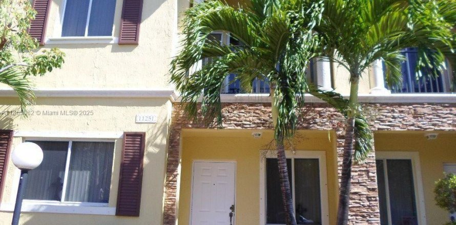 Townhouse in Miami, Florida 4 bedrooms, 157.75 sq.m. № 1892375