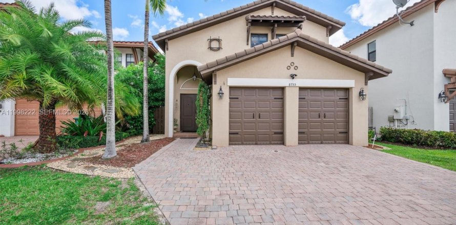 House in Doral, Florida 3 bedrooms, 228.73 sq.m. № 2066254