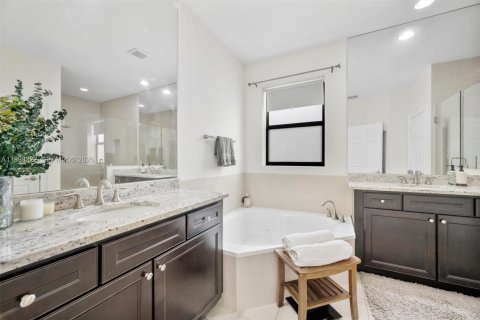 House in Doral, Florida 3 bedrooms, 228.73 sq.m. № 2066254 - photo 17