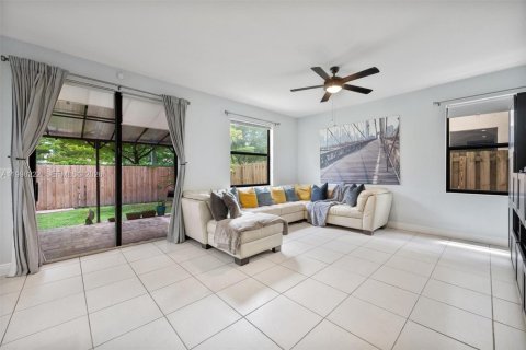 House in Doral, Florida 3 bedrooms, 228.73 sq.m. № 2066254 - photo 8