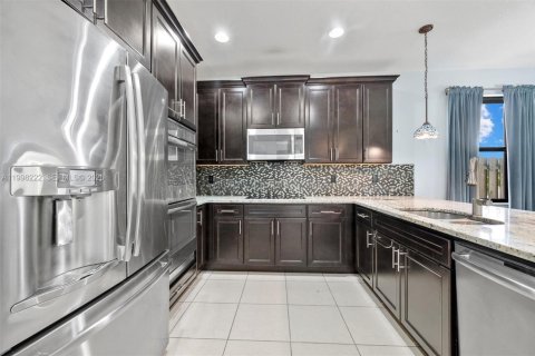 House in Doral, Florida 3 bedrooms, 228.73 sq.m. № 2066254 - photo 12