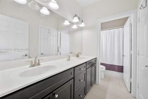 House in Doral, Florida 3 bedrooms, 228.73 sq.m. № 2066254 - photo 21