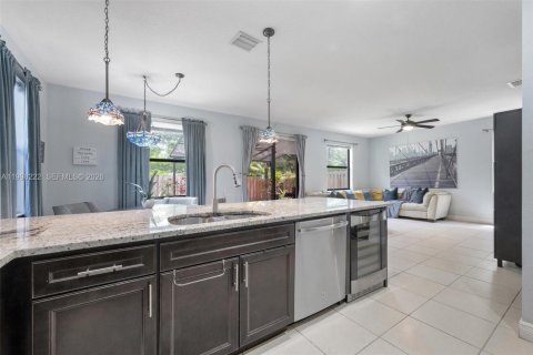 House in Doral, Florida 3 bedrooms, 228.73 sq.m. № 2066254 - photo 14