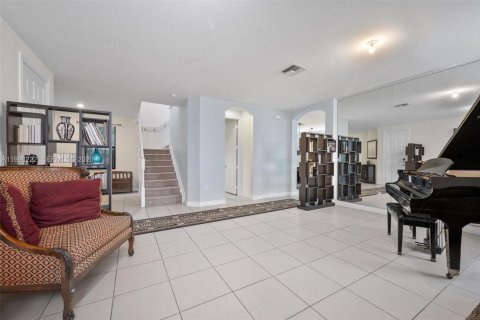 House in Doral, Florida 3 bedrooms, 228.73 sq.m. № 2066254 - photo 6