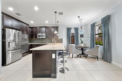 House in Doral, Florida 3 bedrooms, 228.73 sq.m. № 2066254 - photo 10