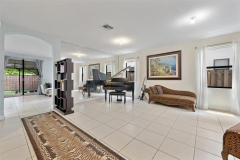 House in Doral, Florida 3 bedrooms, 228.73 sq.m. № 2066254 - photo 5