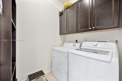 House in Doral, Florida 3 bedrooms, 228.73 sq.m. № 2066254 - photo 23