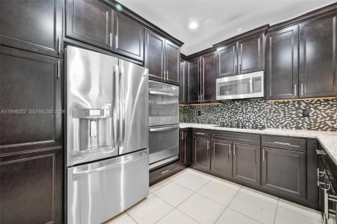 House in Doral, Florida 3 bedrooms, 228.73 sq.m. № 2066254 - photo 13