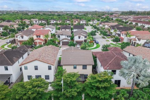 House in Doral, Florida 3 bedrooms, 228.73 sq.m. № 2066254 - photo 27