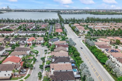 House in Doral, Florida 3 bedrooms, 228.73 sq.m. № 2066254 - photo 30