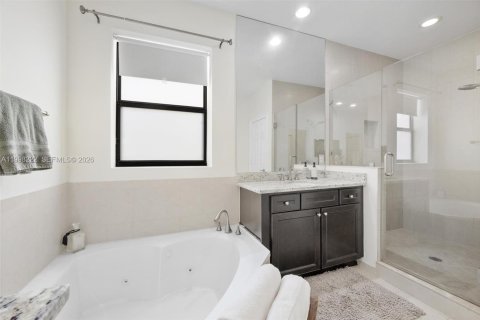 House in Doral, Florida 3 bedrooms, 228.73 sq.m. № 2066254 - photo 18
