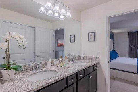 Townhouse in Davenport, Florida 5 bedrooms, 213.02 sq.m. № 1717376 - photo 19