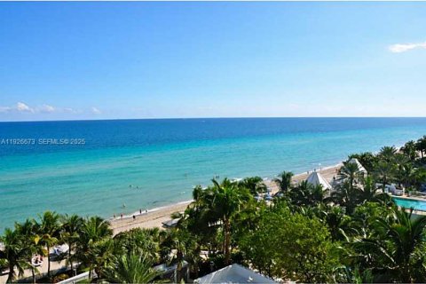 Copropriété à louer à Hollywood, Floride: 3 chambres, 258.18 m2 № 1986555 - photo 3