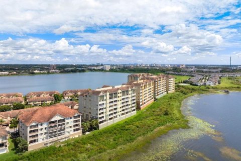 Condo in Orlando, Florida, 3 bedrooms  № 2393760 - photo 2