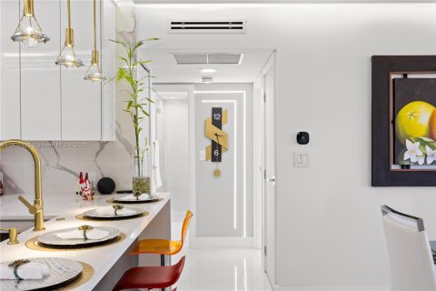 Condo in Aventura, Florida, 2 bedrooms  № 1976095 - photo 8