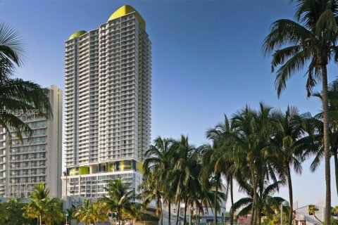 Condominio en alquiler en Miami, Florida, 2 dormitorios, 112.6 m2 № 1993678 - foto 1