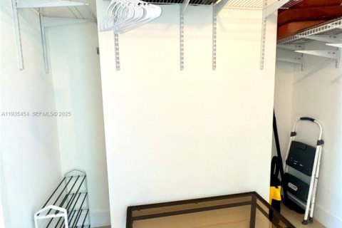 Condominio en alquiler en Miami, Florida, 2 dormitorios, 112.6 m2 № 1993678 - foto 23