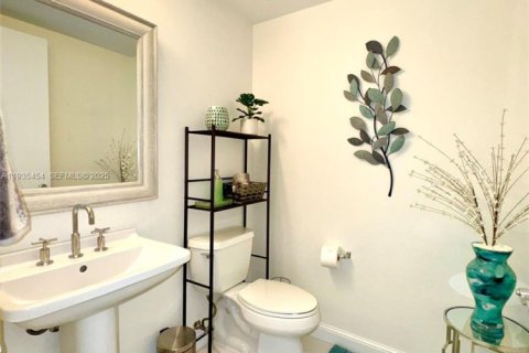 Condominio en alquiler en Miami, Florida, 2 dormitorios, 112.6 m2 № 1993678 - foto 4