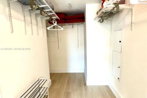 Condominio en alquiler en Miami, Florida, 2 dormitorios, 112.6 m2 № 1993678 - foto 15
