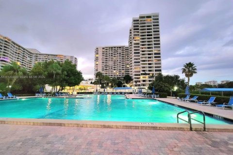 Condo in Hallandale Beach, Florida, 2 bedrooms  № 1760821 - photo 1