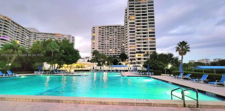 Condo in Hallandale Beach, Florida, 2 bedrooms  № 1760821