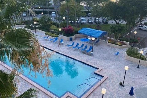 Condo in Hallandale Beach, Florida, 2 bedrooms  № 1760821 - photo 2