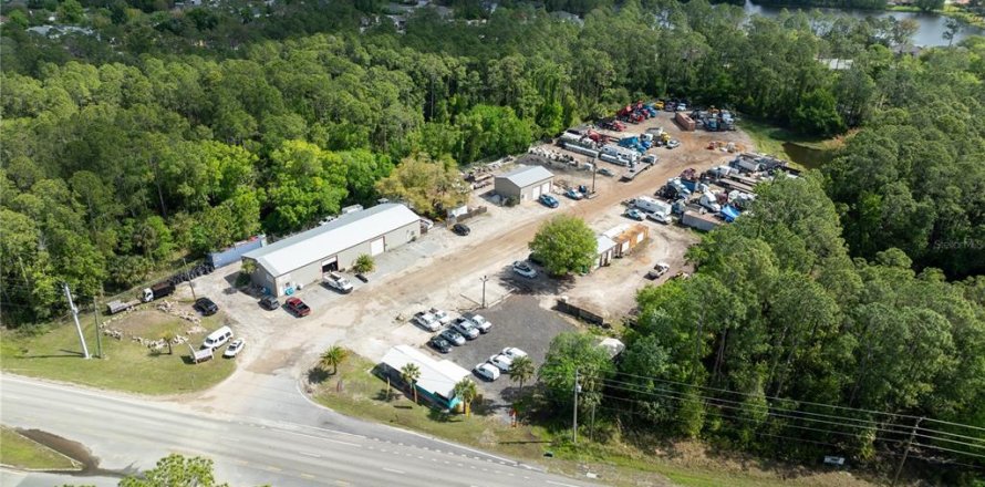 Commercial property in Bunnell, Florida № 1338040
