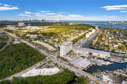Commercial property in North Miami, Florida № 1868526 - photo 2