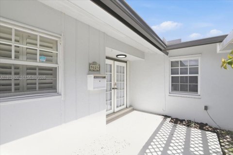 Villa ou maison à vendre à Cutler Bay, Floride: 3 chambres № 2042898 - photo 16