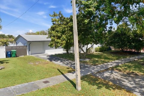 Villa ou maison à vendre à Cutler Bay, Floride: 3 chambres № 2042898 - photo 2