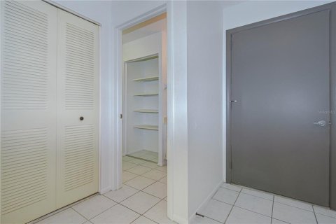 Condo in Largo, Florida, 1 bedroom  № 1785267 - photo 5