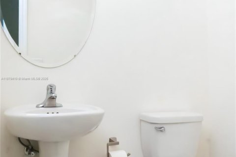 Townhouse in Hialeah, Florida 3 bedrooms, 162.67 sq.m. № 1896294 - photo 12