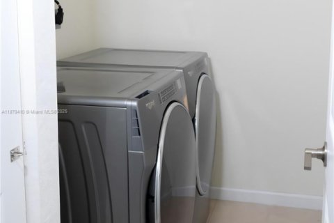 Townhouse in Hialeah, Florida 3 bedrooms, 162.67 sq.m. № 1896294 - photo 24