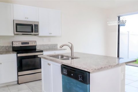 Townhouse in Hialeah, Florida 3 bedrooms, 162.67 sq.m. № 1896294 - photo 14