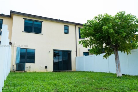 Townhouse in Hialeah, Florida 3 bedrooms, 162.67 sq.m. № 1896294 - photo 8