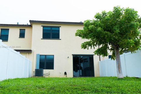 Townhouse in Hialeah, Florida 3 bedrooms, 162.67 sq.m. № 1896294 - photo 9