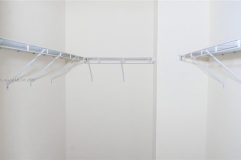 Townhouse in Hialeah, Florida 3 bedrooms, 162.67 sq.m. № 1896294 - photo 27