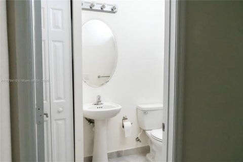 Townhouse in Hialeah, Florida 3 bedrooms, 162.67 sq.m. № 1896294 - photo 13