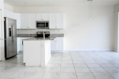 Townhouse in Hialeah, Florida 3 bedrooms, 162.67 sq.m. № 1896294 - photo 17