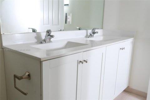 Townhouse in Hialeah, Florida 3 bedrooms, 162.67 sq.m. № 1896294 - photo 30