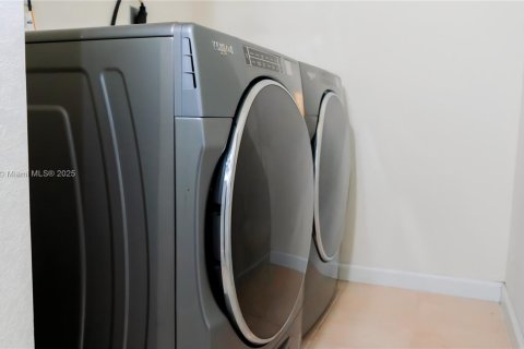 Townhouse in Hialeah, Florida 3 bedrooms, 162.67 sq.m. № 1896294 - photo 25