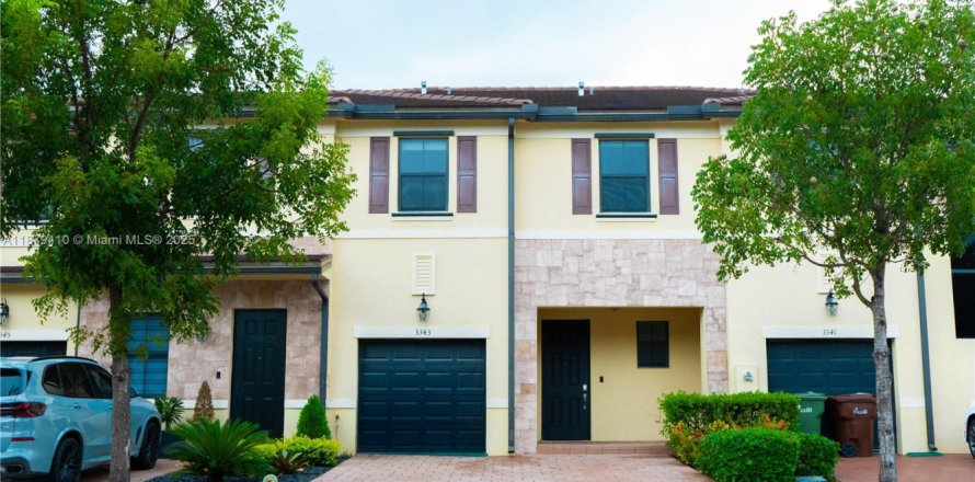 Townhouse in Hialeah, Florida 3 bedrooms, 162.67 sq.m. № 1896294