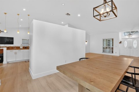 Casa en venta en Miami, Florida, 4 dormitorios, 243.22 m2 № 2001790 - foto 10