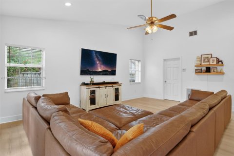 Casa en venta en Miami, Florida, 4 dormitorios, 243.22 m2 № 2001790 - foto 15