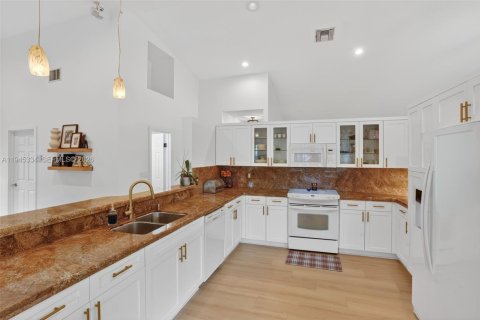 Casa en venta en Miami, Florida, 4 dormitorios, 243.22 m2 № 2001790 - foto 11